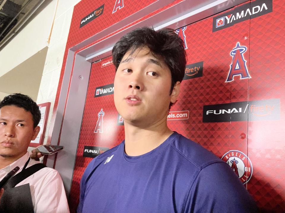 　試合後に取材に応じる大谷（撮影・小林信行）