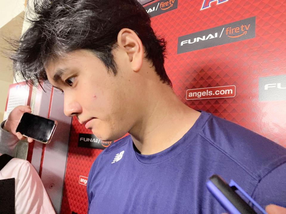 　試合後に取材に応じる大谷（撮影・小林信行）