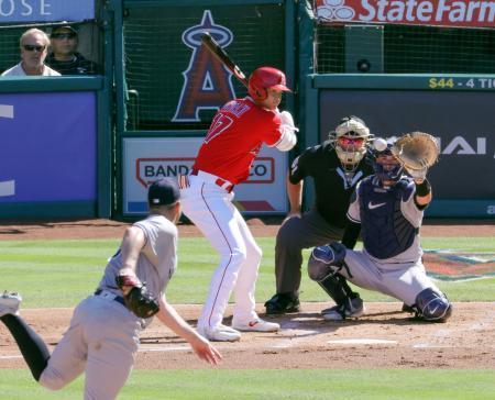 　ヤンキース戦の１回、四球を選ぶエンゼルス・大谷。投手ロドン＝アナハイム（共同）