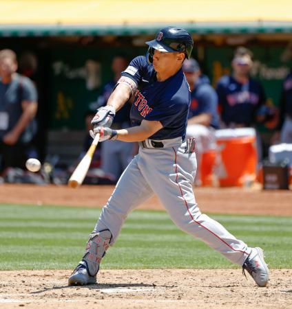 　アスレチックス戦の５回、二塁打を放つレッドソックス・吉田＝オークランド（共同）