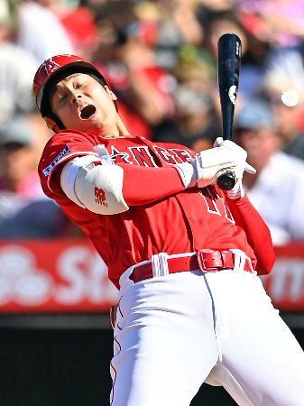　ヤンキース戦の３回、内角球にのけ反るエンゼルス・大谷＝アナハイム（共同）
