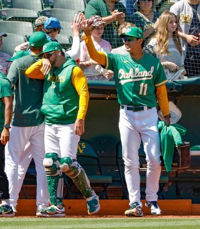 レッドソックスに勝利し、タッチを交わすアスレチックス・藤浪（右）＝オークランド（共同）