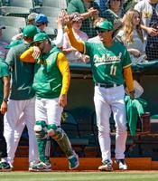 レッドソックスに勝利し、タッチを交わすアスレチックス・藤浪（右）＝オークランド（共同）