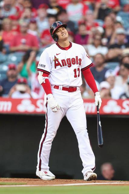 大谷翔平、連続三振で怒り露わ　ベンチでヘルメットたたきつける　極めて異例な行動、武田一浩氏「僕も初めて見ました」