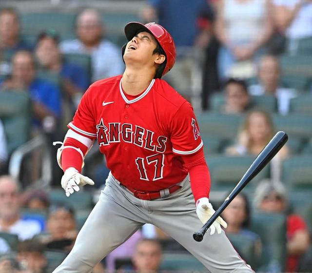 大谷翔平　第１打席は左すね死球で絶叫も大事に至らず喉おさえる仕草で照れ笑い　