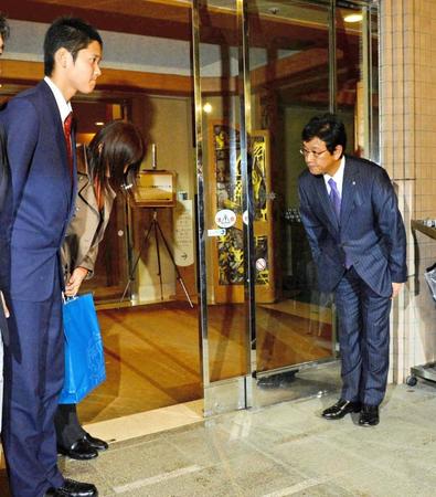 　入団交渉を終え、大谷翔平（左）を見送る栗山英樹監督＝２０１２年１１月２６日撮影