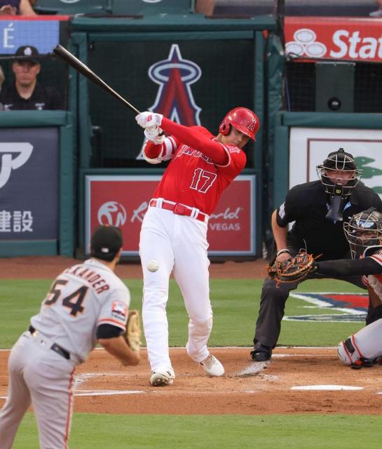 大谷翔平にようやく笑顔　初回４点猛攻でエ軍８月初勝利　連敗７で終止符　終盤大谷への申告敬遠に大ブーイング　ＭＬＢ最多１５個目