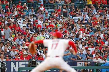 　投球する大谷（17）を見つめる、本拠地アナハイムの観客