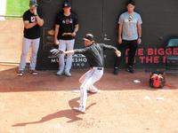 　試合前にブルペンで投球練習をする藤浪（撮影・小林信行）