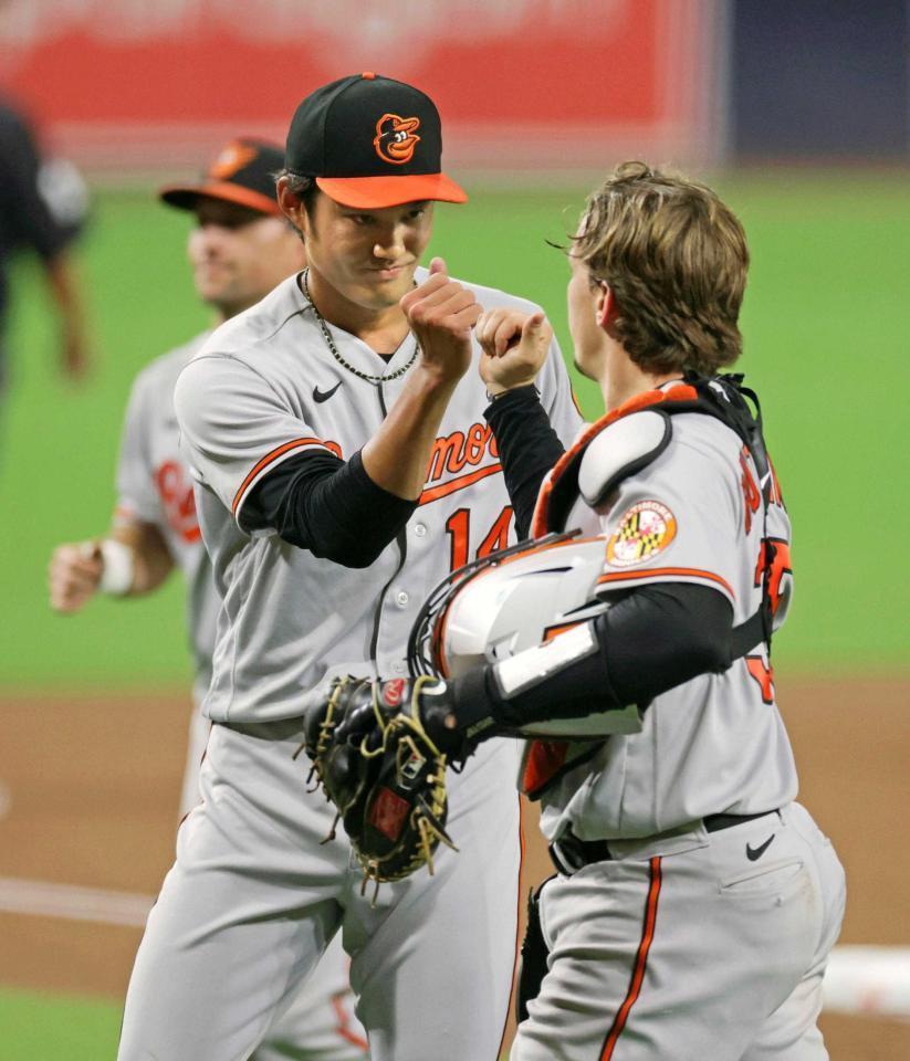 　１回を無安打無失点で投げ終え捕手とタッチを交わすオリオールズ・藤浪（共同）