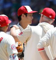 　レッズとのダブルヘッダー第１試合の２回途中、マウンドでネビン監督（右）と話す大谷。ここで降板となった