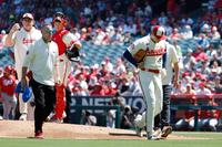 　レッズとのダブルヘッダー第１試合に先発し、２回途中に無失点で降板する大谷（右端）