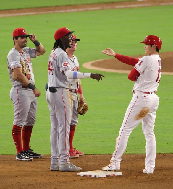 ☺️ 大谷翔平 & エリー・デラクルーズ❤️二塁上で本物か？と確認中？ 大谷翔平が快足飛ばして二塁打！二塁塁上でレッズの新星・デラクルーズ