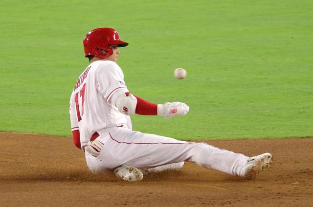 【写真】二塁打を放った大谷の周りに続々と集まるレッズ内野陣　なぜ？みんな爆笑