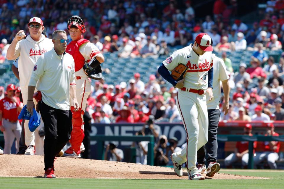 　レッズとのダブルヘッダー第１試合に先発し、２回途中に無失点で降板する大谷（右端）