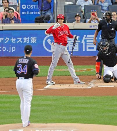 　１回、千賀（手前）との対戦に臨む大谷