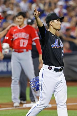 　３回、先制を許した千賀。奥は三塁上の大谷