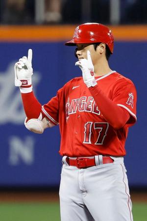 　３回、二塁打を放ちポーズをとる大谷