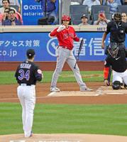 　１回、千賀（手前）との対戦に臨む大谷