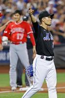 　３回、先制を許した千賀。奥は三塁上の大谷