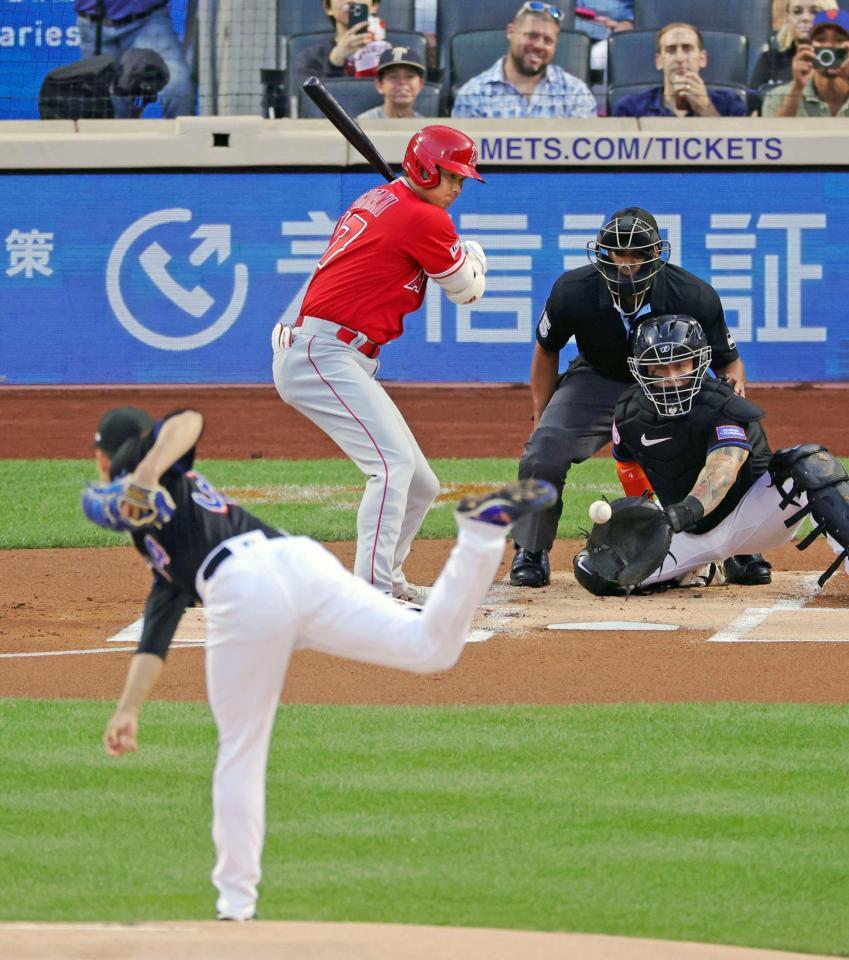 　１回、四球を選ぶ大谷。投手千賀