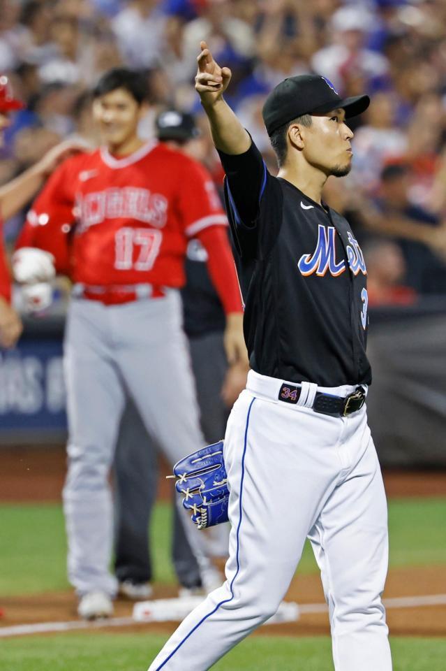 　３回、先制を許した千賀。奥は三塁上の大谷