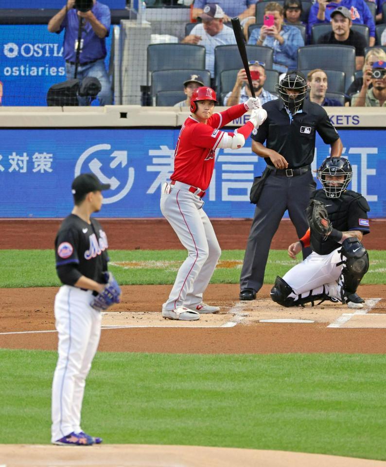 　１回、千賀（手前）と対戦する大谷