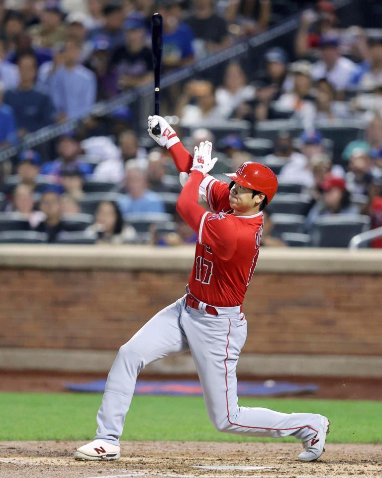 　３回、二塁打を放つ大谷（ＵＳＡトゥデー・ロイター＝共同）