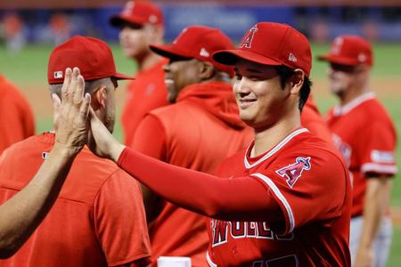 　メッツに勝利し、タッチを交わす大谷