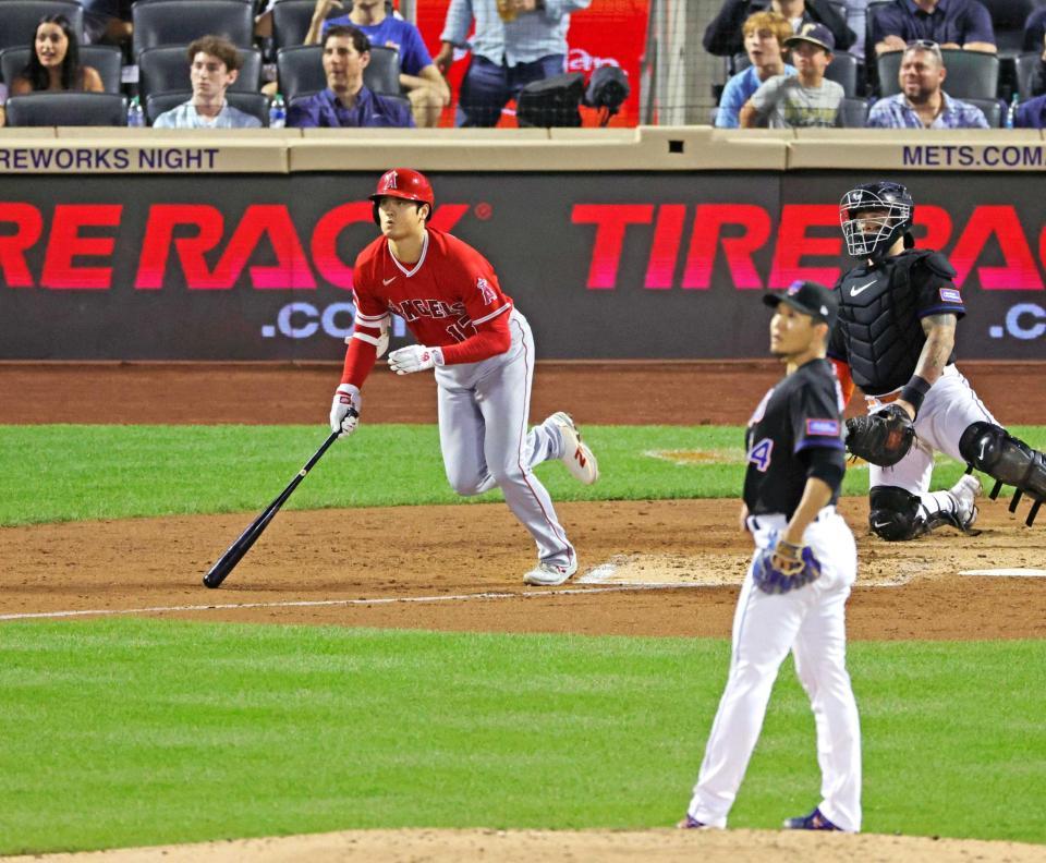 　３回、千賀（手前）から右越え二塁打を放つ大谷（共同）