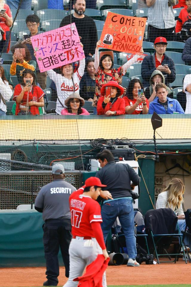 　試合前、大谷を応援するファンら