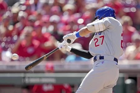 　レッズとのダブルヘッダー第１試合の８回、14号ソロを放つカブス・鈴木＝シンシナティ（ゲッティ＝共同）