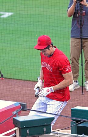 　試合前の打撃練習をやめ、引き揚げる大谷