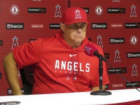 試合後の会見で大谷の症状について話すネビン監督（撮影・小林信行）