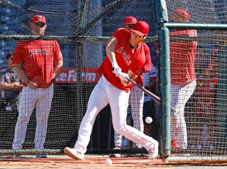 　試合前の打撃練習中、ハーフスイングでボールを見送る大谷。ここで練習をやめ、ベンチ裏に引き揚げた