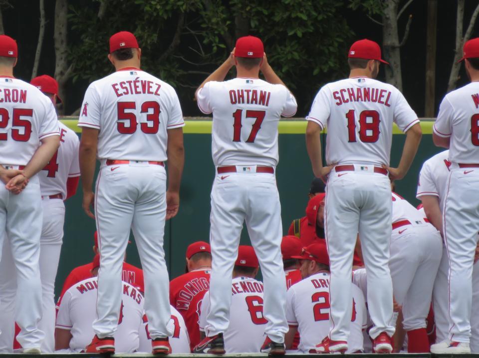 　チーム集合写真の撮影で大谷の代役を務めた球団職員（撮影・小林信行）