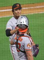 　８回を投げ終え、捕手とタッチを交わす・藤浪