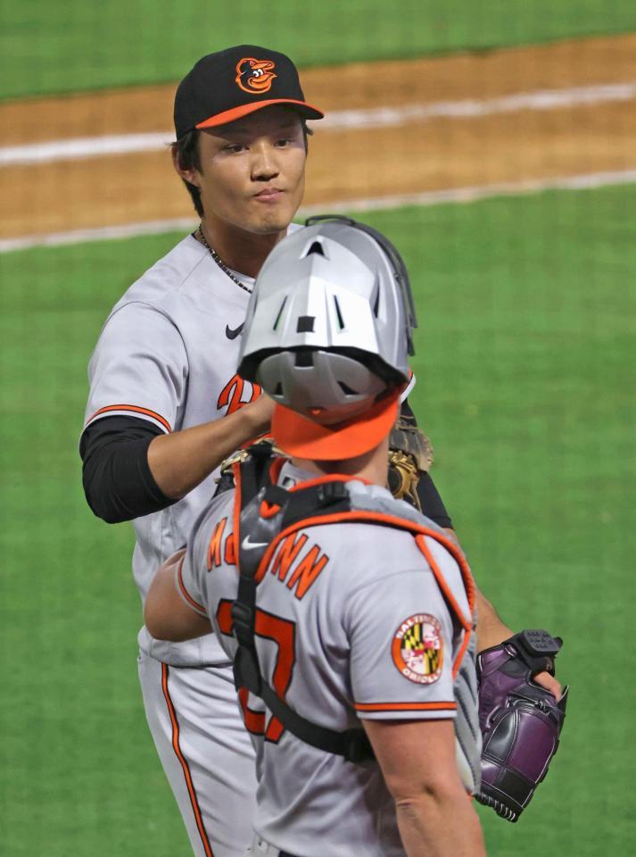 　８回を投げ終え、捕手とタッチを交わす・藤浪