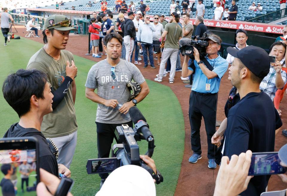 　米プロリーグＭＬＳのギャラクシー・吉田麻也（右端）と話をする藤浪（左）