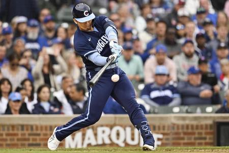 　５回、三塁内野安打を放つ鈴木（共同）