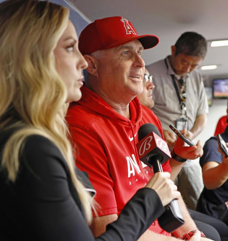 　マリナーズ戦の試合前、報道陣の取材に応じるエンゼルスのネビン監督＝シアトル（共同）