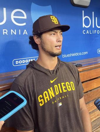 　報道陣の取材に応じるダルビッシュ（共同）