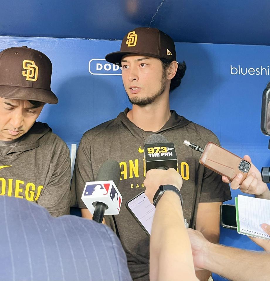 　報道陣の取材に応じるダルビッシュ（共同）