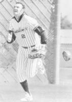 　キャンプで守備特訓を受けるヤクルト時代のチャーリー・マニエル氏＝１９８１（昭和５６）年２月１３日、アリゾナ州ユマのデザートサン球場