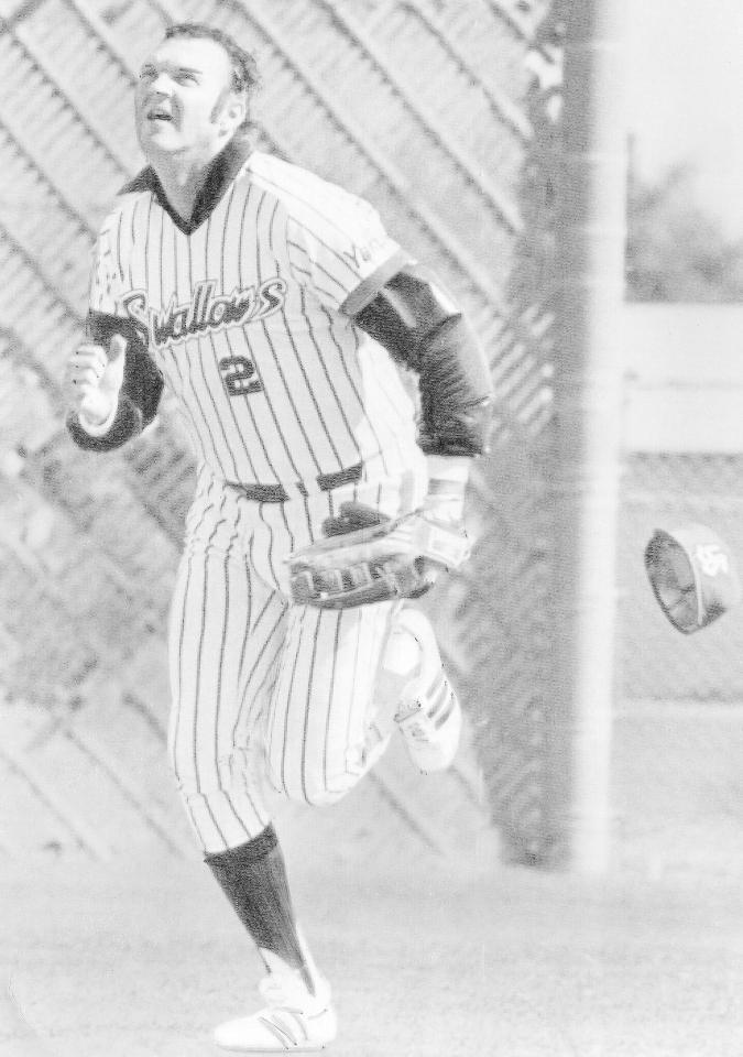 　キャンプで守備特訓を受けるヤクルト時代のチャーリー・マニエル氏＝１９８１（昭和５６）年２月１３日、アリゾナ州ユマのデザートサン球場