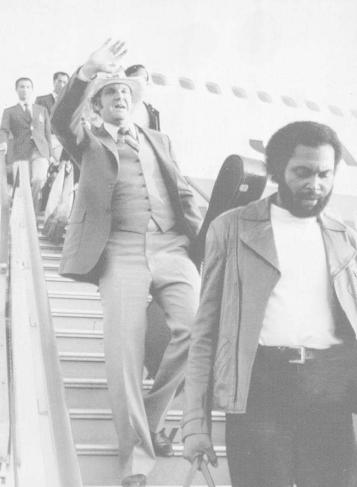 　ユマ・キャンプからカウボーイハットとギターを片手に元気にタラップを降りるヤクルト時代のチャーリー・マニエル氏（中央）＝１９８１（昭和５６）年３月１１日、成田空港