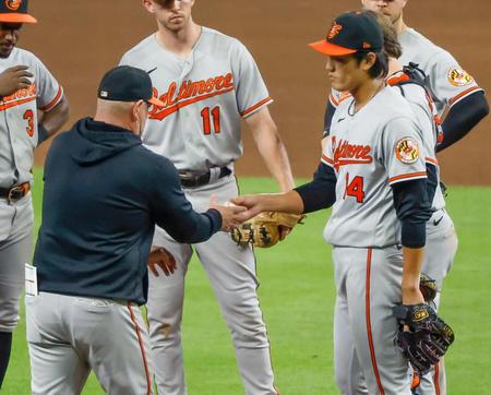 　６回途中、ハイド監督（左）にボールを手渡し降板する藤浪