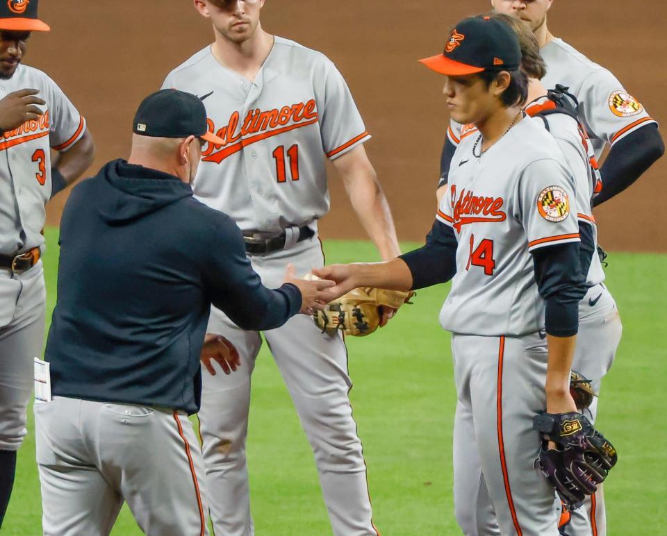 　６回途中、ハイド監督（左）にボールを手渡し降板する藤浪