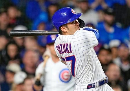 　３回、１９号ソロを放つ鈴木