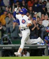 　３回、１９号ソロを放ち、本塁へ向かう鈴木